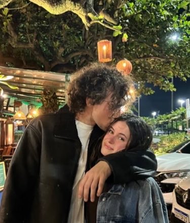 evercardigan's tweet photo. el ama darle besitos en la cabeza😭😭💘 https://t.co/3NXZ7QMJAV