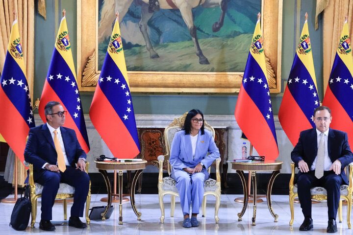 ferrernews's tweet photo. General Electric es el conglomerado global más grande en los sectores de infraestructura, maquinaria y tecnología eléctrica en EEUU, hoy la interina estableció una firma para la cooperación con Corpoelec.

Muy positivo, aunque a muchos no les gustará cuando toque pagar el bill.🫣 https://t.co/gVMCtT7F7O