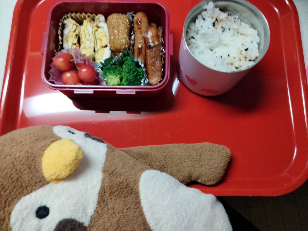 ketopito's tweet photo. 最近、ついてないけど何とかなるさ？チュン　#フモフモさん　#お弁当 https://t.co/3XEju7njWE