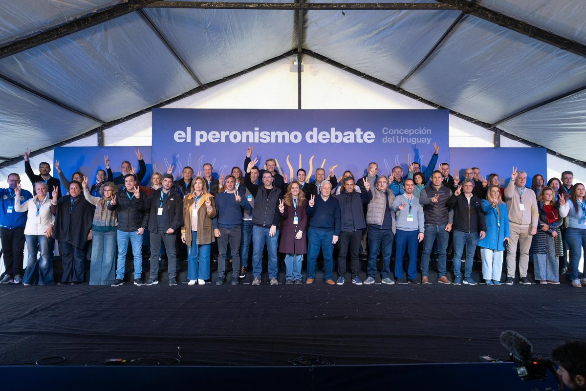 JMOlmosOK's tweet photo. Gracias a todos los compañeros y compañeras de Entre Rios por recibirnos en Concepcion del Uruguay en un nuevo encuentro de EL PERONISMO DEBATE.

Continuamos el camino que empezamos el 1° de mayo: debatir, organizarnos y recorrer cada rincón del país para darle voz al peronismo federal en esta nueva etapa.

Este tiempo exige tener ideas claras para construir UNA ALTERNATIVA que reconstruya la confianza de los argentinos.

Ellos piensan un país financiero y primario; nosotros pensamos un país productivo donde el trabajo sea el eje central de la organización económica y de la vida de los argentinos.  

Ellos piensan en defender un solo empleo: el del Jefe de Gabinete Manuel Adorni; nosotros en cambio defendemos a los cientos de miles de trabajadores y trabajadoras que están perdiendo el trabajo por culpa del programa económico.

Ellos piensan que con una condena injusta contra Cristina van a silenciar al peronismo; nosotros sabemos por nuestra historia que vamos a levantarnos y a ser gobierno en la Argentina.

Ellos piensan que van a reelegir en el 2027; nosotros sabemos que si nos organizamos y planteamos una alternativa de futuro, vamos a ganar el año que viene.