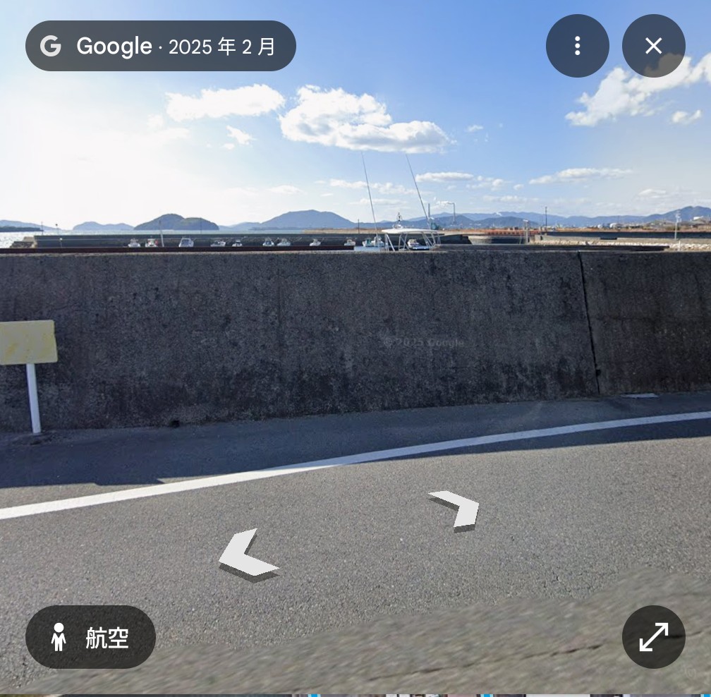Vuo2ZObnGFcx6gZ's tweet photo. @japan_miyu_ 防波堤の奥に見えるボートとシャッター中からの画角ほぼ一緒だし山口県だし場所はここでまちがいないかな？ https://t.co/KMVoQsV9Fb