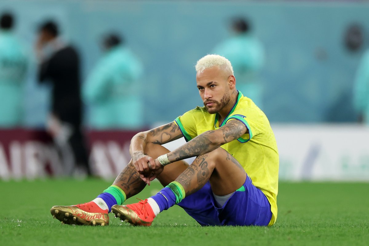 HugoGloss's tweet photo. Neymar passou por novos exames nesta segunda (15) para avaliar a panturrilha direita e não participou do treino da Seleção Brasileira à tarde. Segundo o @geglobo, a ausência indica que ele dificilmente enfrentará o Haiti na partida de sexta (19). 

📸: Getty https://t.co/bgR9GZnNc5