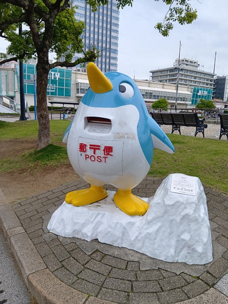 kopanda06's tweet photo. 名古屋港水族館前の3匹のペンギン。
残念ながら、これらのペンギンは名古屋港水族館では飼育されいません。

Blog:  https://t.co/9rIJHpvywG

#水族館 #ペンギン #ポスト https://t.co/e5rQZDxMDx