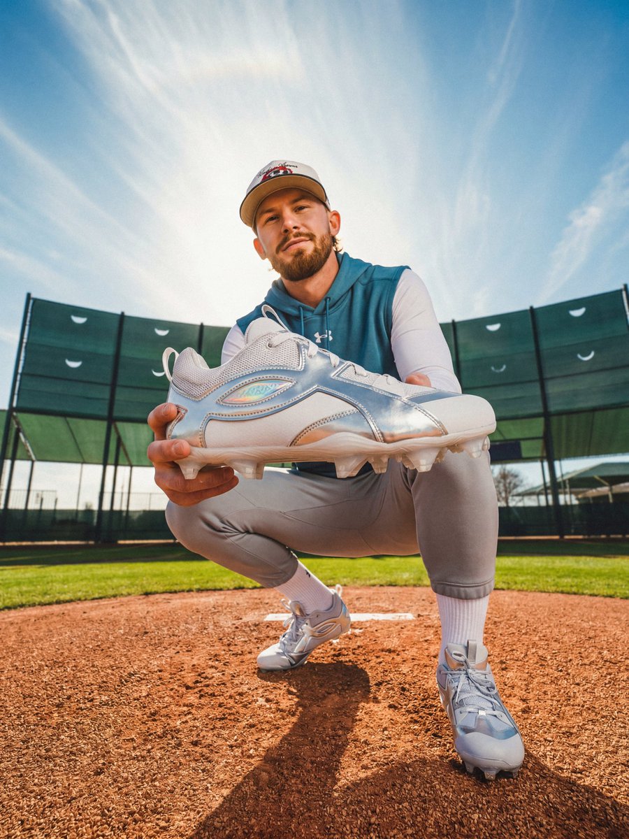 TalkinBaseball_'s tweet photo. Bobby Witt Jr. is debuting his Under Armour ‘Dream Pull’ cleats tonight.

The design is inspired by his love of trading cards https://t.co/zGmEM59q4j