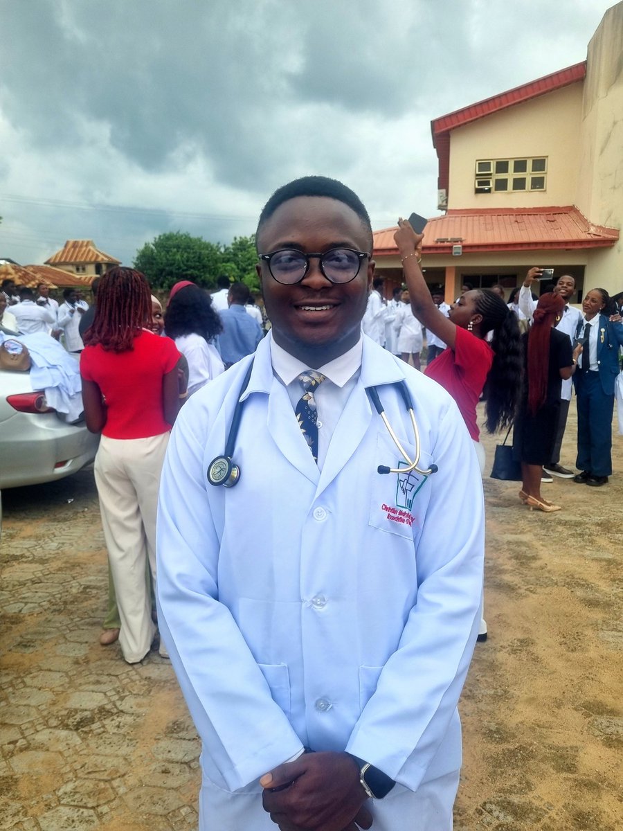 adeba81674's tweet photo. White coat ceremony 
Thank you Jesus!
Can't wait for what is to come

#medic https://t.co/M7okqew3pY