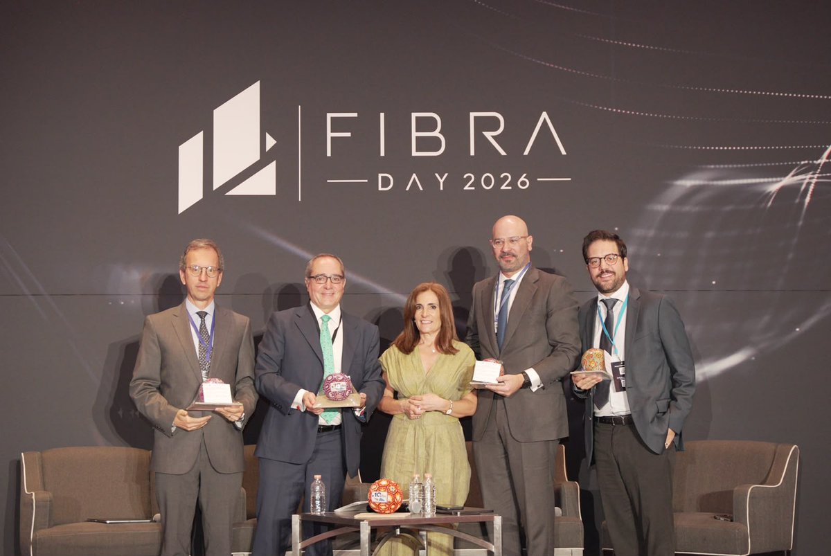 BMVMercados's tweet photo. Las FIBRAs siguen fortaleciendo su papel en el mercado mexicano. En #FibraDay, @alegria_jorge, nuestro CEO, moderó el panel: "El Atractivo del Sector de las FIBRAs donde se analizaron las tendencias que impulsan al sector: nearshoring, nuevas emisiones, financiamiento y el crecimiento de segmentos especializados.
Hoy, 15 FIBRAs cotizan en la BMV, administran más de 2,000 inmuebles y cerca de 30 millones de m² de área rentable. Además, en 2025 el índice S&P/BMV FIBRAS acumula un rendimiento de +39%, superando al IPC y al S&P 500.
#FIBRAs #MercadoDeValores #Inversión #Nearshoring
