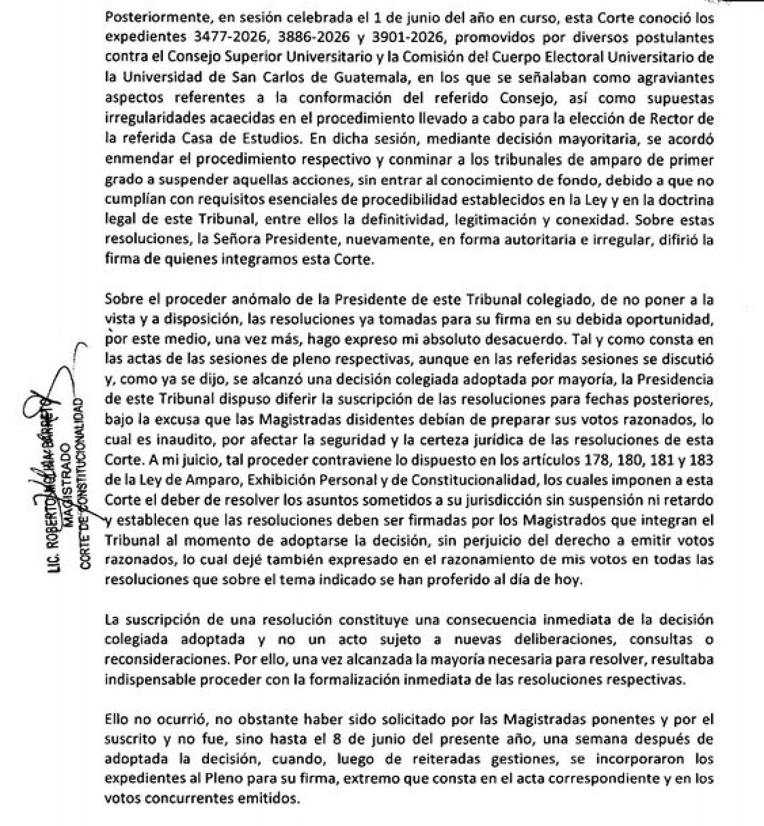 Factor4_GT's tweet photo. Tras fallos que beneficiaron a Mazariegos, Molina Barreto se aparta de expedientes sobre la USAC

#AsíLasCosasGt | Después de haber integrado las mayorías que favorecieron la continuidad de Walter Mazariegos en distintos amparos relacionados con la #USAC, el magistrado Roberto Molina Barreto anuncia que ya no conocerá más expedientes vinculados al caso.

En un oficio dirigido a Annabella Morfín, presidenta de la @CC_Guatemala, Barreto señala retrasos en el trámite, cuestiona la postergación de las firmas de resoluciones ya votadas y sostiene que esta situación afectó su independencia de criterio y la certeza jurídica del proceso.

Además, hace un llamado a que las y los magistrados se aparten si consideran comprometida su imparcialidad.

La decisión llega cuando la Corte aún no entra al fondo del conflicto sobre la elección de rector y mientras continúa abierta una de las disputas institucionales más prolongadas relacionadas con la USAC.