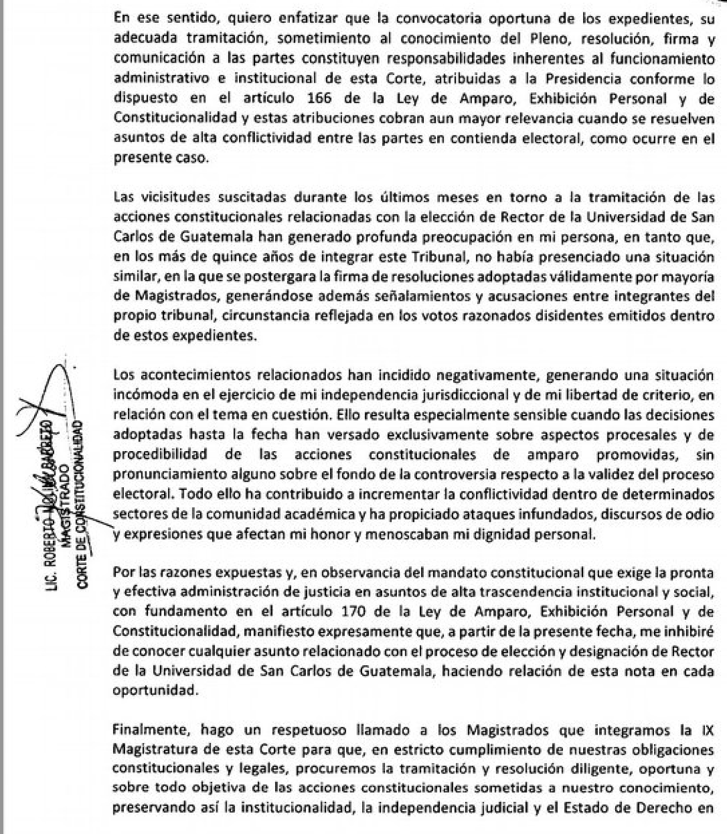 Factor4_GT's tweet photo. Tras fallos que beneficiaron a Mazariegos, Molina Barreto se aparta de expedientes sobre la USAC

#AsíLasCosasGt | Después de haber integrado las mayorías que favorecieron la continuidad de Walter Mazariegos en distintos amparos relacionados con la #USAC, el magistrado Roberto Molina Barreto anuncia que ya no conocerá más expedientes vinculados al caso.

En un oficio dirigido a Annabella Morfín, presidenta de la @CC_Guatemala, Barreto señala retrasos en el trámite, cuestiona la postergación de las firmas de resoluciones ya votadas y sostiene que esta situación afectó su independencia de criterio y la certeza jurídica del proceso.

Además, hace un llamado a que las y los magistrados se aparten si consideran comprometida su imparcialidad.

La decisión llega cuando la Corte aún no entra al fondo del conflicto sobre la elección de rector y mientras continúa abierta una de las disputas institucionales más prolongadas relacionadas con la USAC.