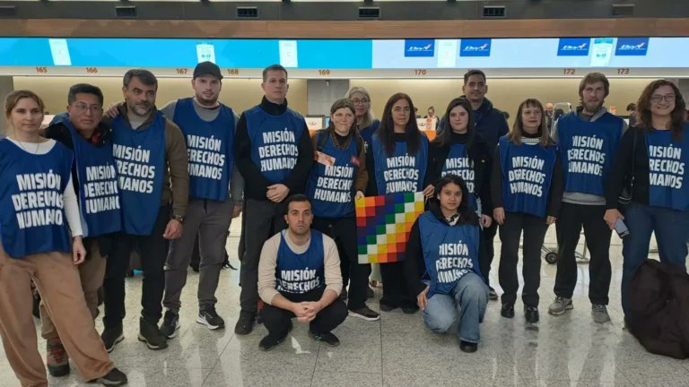 teleSURtv's tweet photo. 🚨 Bolivia retiene y deporta a delegación argentina de DD.HH.
Legisladores y activistas de Argentina, como Juan Marino y Vanina Biasi, fueron deportados de Bolivia tras intentar constatar denuncias de violaciones a derechos humanos. 

¿Qué implicaciones tiene esta medida? 

https://t.co/Gm2sp8uFUk

#Bolivia #Argentina #DDHH #teleSUR