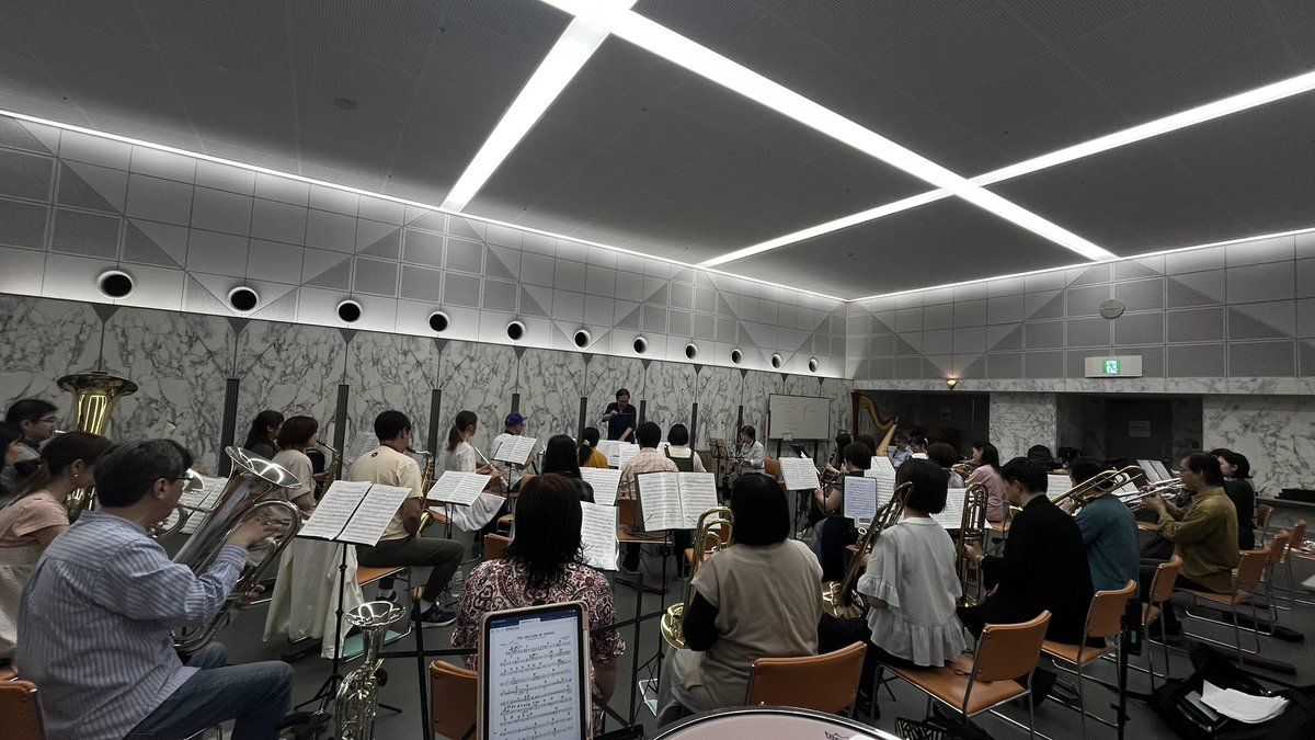 sbgwind's tweet photo. SBGウィンドオーケストラです🎺
実は先月から定期演奏会に向けて練習が始まっておりまして、先日は今年度一発目の珠川先生合奏でした！！
今回も濃い曲目になっているので団員一同頑張って練習してまいります❤️‍🔥
見学者さんも来てくださり、賑やかな合奏でした😆
#吹奏楽 #葛飾区 #江戸川区 #定期演奏会 https://t.co/z6ybMwbolg