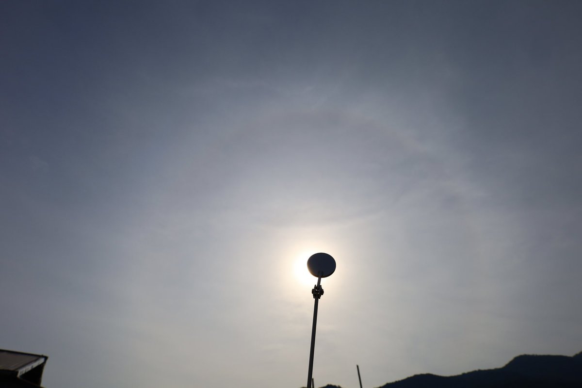 Minami0206S's tweet photo. おはようございます
ハロの上に紛らわしいアークの形をしたものが太陽の方へ下がっていきました
#内暈 
#halo_jp 
@ 近畿地方 https://t.co/yJnVRIwCW8