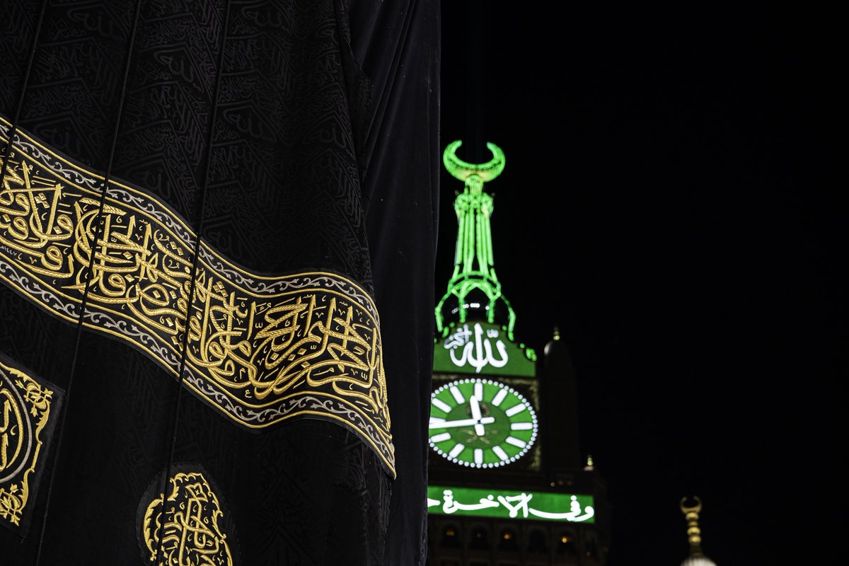 AlharamainSA_EN's tweet photo. An exceptional moment where history meets precision, as the new Kiswa is raised inside the Grand Mosque.
#Holy_Kaaba https://t.co/xchG3yWjb5