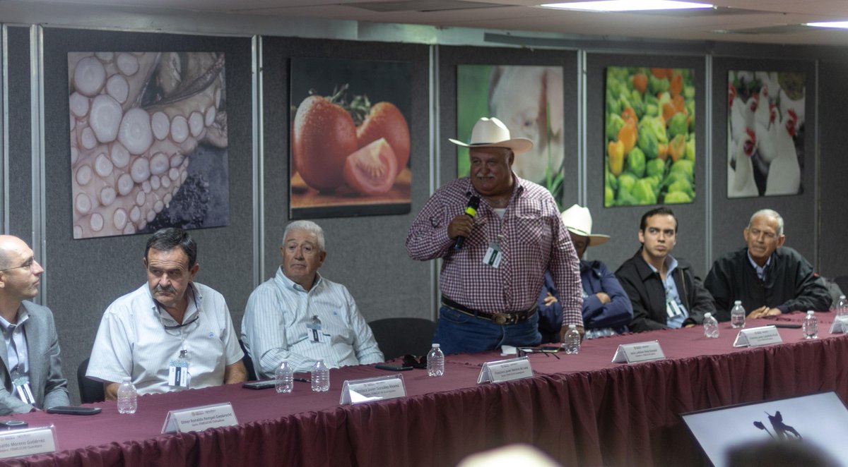 columbalopezg's tweet photo. La leche forma parte de la alimentación cotidiana de millones de familias mexicanas y detrás de ella hay miles de productoras y productores que sostienen esta importante actividad.

En reunión de trabajo revisamos la situación actual y las alternativas para atender los retos del sector lechero, una actividad esencial para la alimentación y el bienestar de nuestro país.

#TransformandoElCampoMexicano