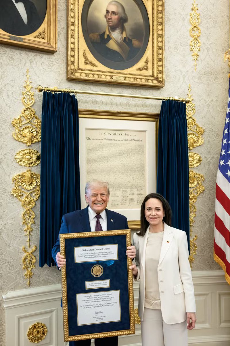 caseiro_soc's tweet photo. @lolzjxm Todas.. senão o Trump invade, rapta o presidente e obriga, a entregar a taça e as medalhas aos americanos, porque eles mereciam mais do que ninguém ganhar... https://t.co/Mt5UPUMB1k
