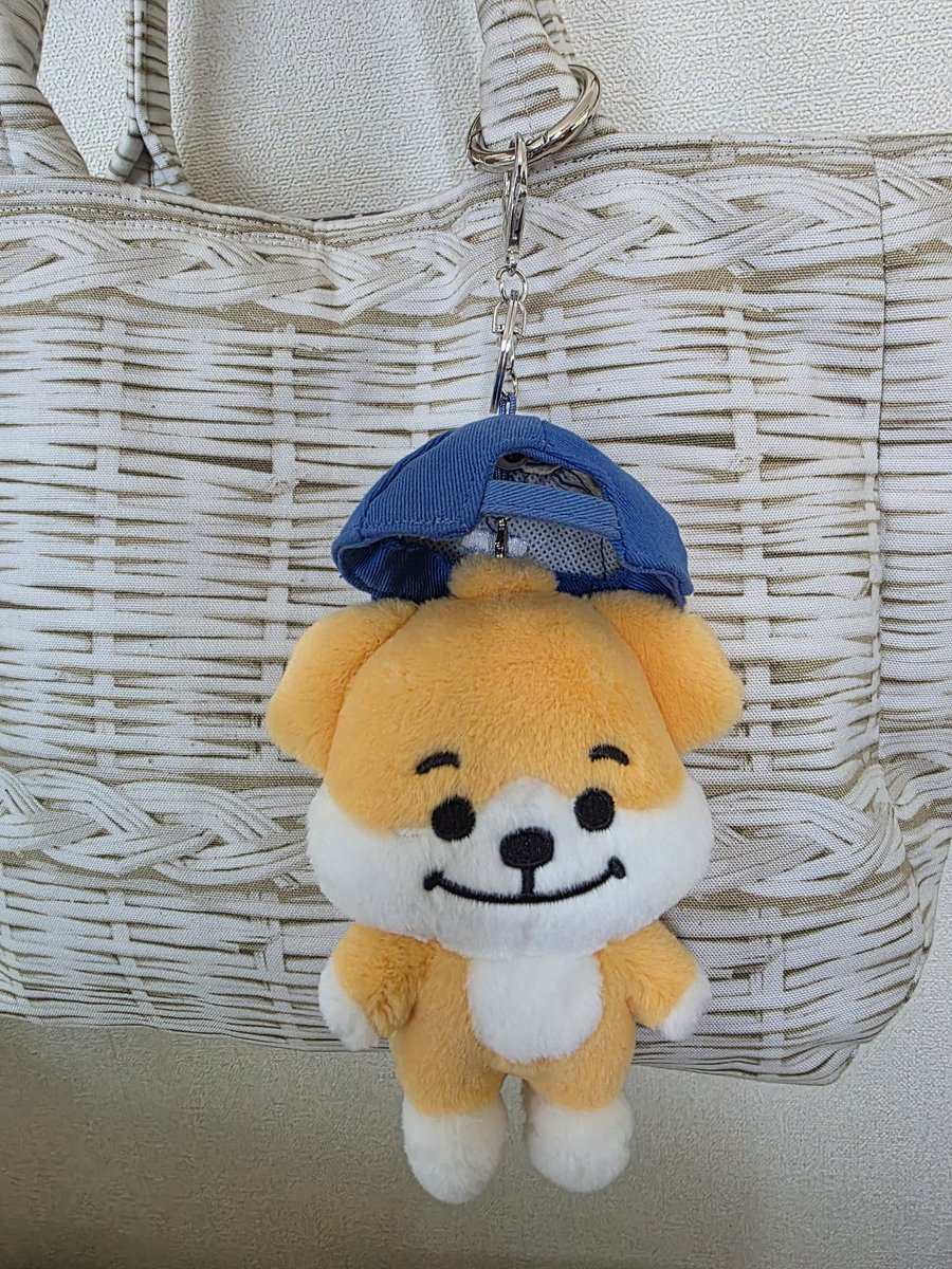 mam_jake_mam's tweet photo. ENCHINのPOPUP人気だ~~~*ˊᵕˋ*
お友達コマウォෆ˚*
JAKEYお迎え。お迎え予定の方。
🧢外せるけど単体で👜に付けるとこうなります。
なので私はJAKEY2体🐶🐶
#ENCHIN
#ENCHIN_JAKEY
#ENHYPEN_JAKE https://t.co/6uNUFYlVLZ