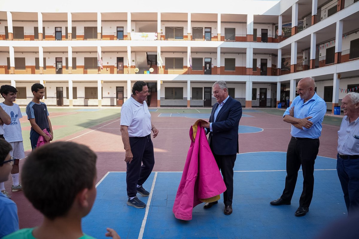 jlsanzalcalde's tweet photo. Decenas de jóvenes sevillanos entrenan desde hace casi dos años en la escuela taurina que el maestro Tomás Campuzano ha creado en el patio de los @salesianotriana

Ha sido un placer conocer de cerca la labor de esta escuela que también es un espacio de enseñanza de vida y valores https://t.co/u6qhqEnpHJ