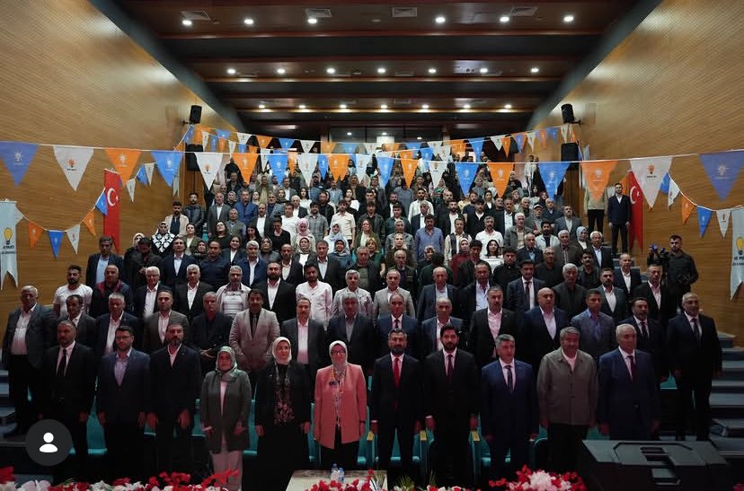 akpartidb's tweet photo. 📍AĞRI  

📌Ak Parti Ağrı Genişletilmiş İl Danışma Meclisi Toplantısı 

Genel Başkan Yardımcımız, Sivil Toplum ve Halkla İlişkiler Başkanımız Sayın Belgin Uygur’un teşrifleriyle gerçekleştirilen Genişletilmiş İl Danışma Meclisi Toplantımıza katılım sağladık.

Teşkilatımızın her kademesinden dava arkadaşlarımızla bir araya gelerek çalışmalarımızı değerlendirdik, önümüzdeki döneme ilişkin hedeflerimizi istişare ettik ve Türkiye Yüzyılı vizyonumuz doğrultusunda yapacağımız çalışmaları ele aldık.

AK Parti; milletine hizmet etmeyi şiar edinmiş, gücünü aziz milletimizden alan büyük bir harekettir. Bizler de İlçemiz ve İlimiz  için durmadan, yorulmadan çalışmaya; birlik ve beraberlik içerisinde hizmet üretmeye devam edeceğiz.

Kıymetli değerlendirmeleri ve teşkilatımıza verdiği destek dolayısıyla Sayın Belgin Uygur’a teşekkür ediyor, toplantımızın hayırlara vesile olmasını diliyoruz.

#TürkiyeYüzyılı #AKParti #Doğubayazıt #Ağrı #BirlikteGüçlüyüz 🇹🇷