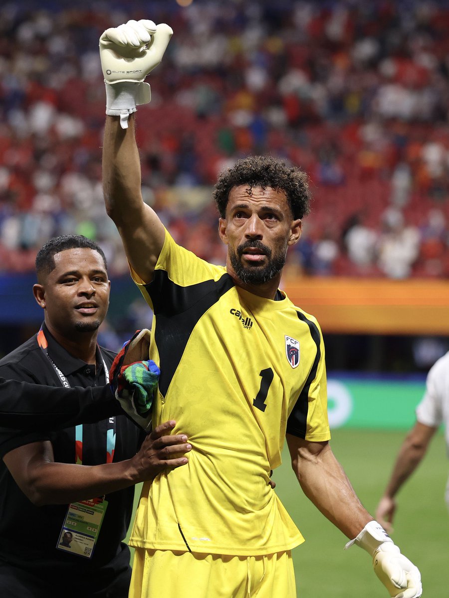 fdbedout's tweet photo. A sus 41 años acaba de nacer un nueva leyenda del fútbol: 

        VOZINHA https://t.co/r7aOgy1Jtu