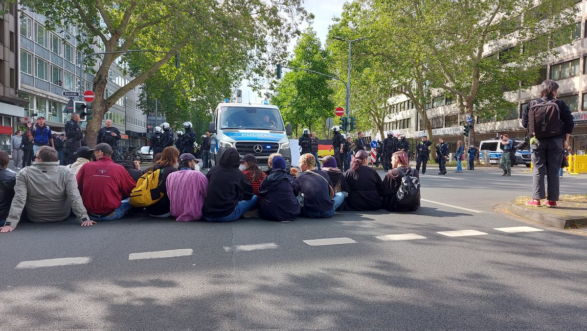 AllesSoKaputt's tweet photo. Gute Simmung heute bei #Dus1506
Die bescheuerte AfD-Aktion heute in #Düsseldorf wurde ua heute von mehreren Sitzblockaden aufgehalten.
Zeitweise wurden Teile der Gegendemo eingekesselt.
Darunter auch Minderjährige.
Macker von Team blau mal wieder im Eskalationsmodus https://t.co/fuVIoCQSJu