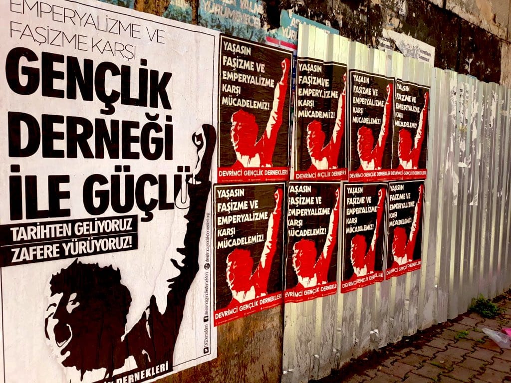 Yolcular35's tweet photo. NATO zirvesi öncesi Devrimci Gençlik Dernekleri üyesi 10 genç “Bu ülke emperyalistlere dikensiz gül bahçesi olmayacak” dediği için tutuklandı.

Yaşasın emperyalizme ve faşizme karşı mücadelemiz! https://t.co/8IgJM53Rub