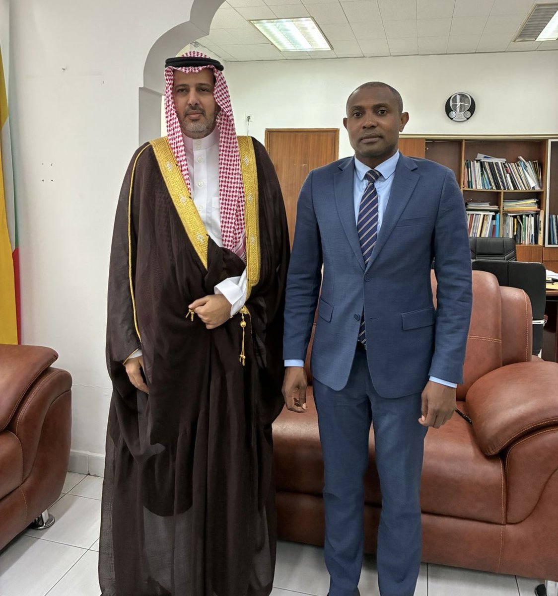 KSAembassyKM's tweet photo. التقى سعادة السفير محمد بن غرامة الشمراني بمعالي الوزير/ مباي محمد، وزير الشؤون الخارجية والتعاون الدولي،حيث تم بحث المواضيع ذات الاهتمام المشترك 🇰🇲🤝🇸🇦 https://t.co/ti5hEAxjXw