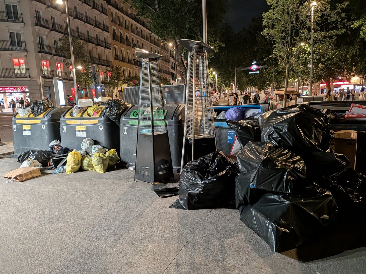 Gonz_Camarero's tweet photo. @rafaruizmad @MADRID @AlmeidaPP_ @psoe_m @MasMadridCiudad Nadie parece tener un modelo de gestión que no sea abandonar cualquier #residuo en los #basureros, islas de #reciclaje, en la puerta del vecino.
@Mtnezparamo @AlmeidaPP_ @bcarabante
@MasMadridCiudad
@PSOEMadridAyto
@VOX_AytoMadrid
@seguragc @ppcentro
#TGR @GrupoPPMadrid https://t.co/hJlPlfVJdg