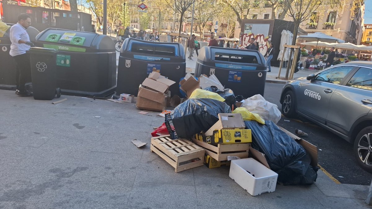 Gonz_Camarero's tweet photo. @rafaruizmad @MADRID @AlmeidaPP_ @psoe_m @MasMadridCiudad Nadie parece tener un modelo de gestión que no sea abandonar cualquier #residuo en los #basureros, islas de #reciclaje, en la puerta del vecino.
@Mtnezparamo @AlmeidaPP_ @bcarabante
@MasMadridCiudad
@PSOEMadridAyto
@VOX_AytoMadrid
@seguragc @ppcentro
#TGR @GrupoPPMadrid https://t.co/hJlPlfVJdg