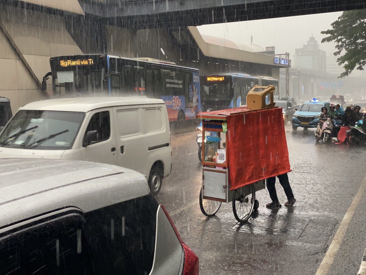 aksukabinturong's tweet photo. still frames of life in jakarta https://t.co/HHigTeoFM1