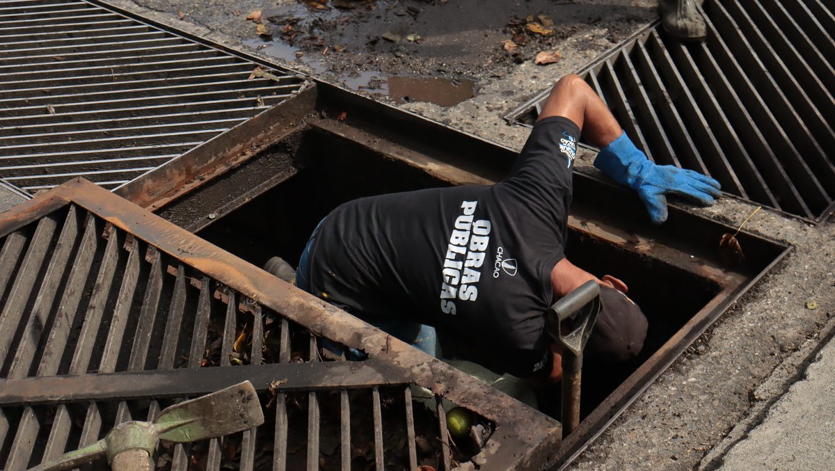 Chacao's tweet photo. Continuamos con el mantenimiento preventivo del sistema de drenajes.

Las cuadrillas también realizaron trabajos de limpieza en los sumideros de la Av. Luis Roche con 3ra Transversal de Altamira. 

Prevenir inundaciones y mantener las vías despejadas es nuestra prioridad. 👷‍♂️💧 https://t.co/xdsI7dA4Fs