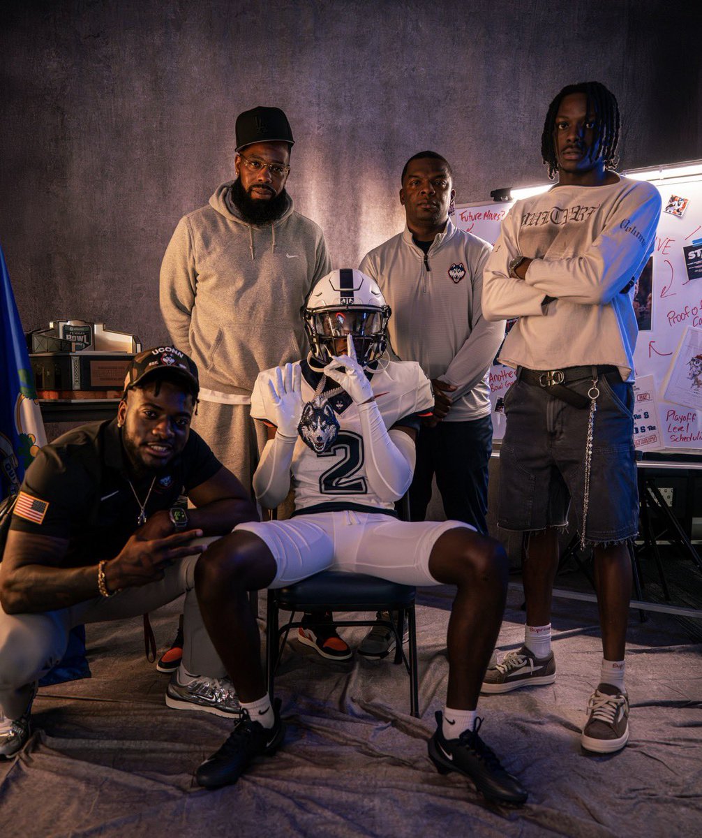 1of1WilliamsDB's tweet photo. #AGTG I had a great time visiting Uconn!! @SevynBanks @CoachCandle @Coach_Chance @On3 @PrepRedzoneFL @Rivals @ZBlostein247 https://t.co/QDWnE5Pdwk