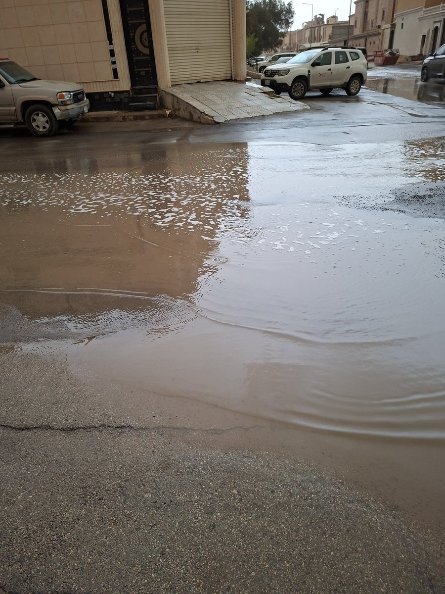 ebefahad's tweet photo. @BinAyyafFaisal 
مع التحية والتقدير لسموكم أيام الأمطار الاخيره هذا الموقع رفعنا فيه شكوى يحتاج مناهل وذلك بسحب منهل من حيت ان ماصورة تصريف السيول تمر به بتمرين فقط المسافة بينهم أتت عمالة اخذت منسوب الشارع واكدوا ان يحتاج مناهل بعدها اكتفوا برقع الازفلت واقفل الموضوع https://t.co/UzShgRcZyb