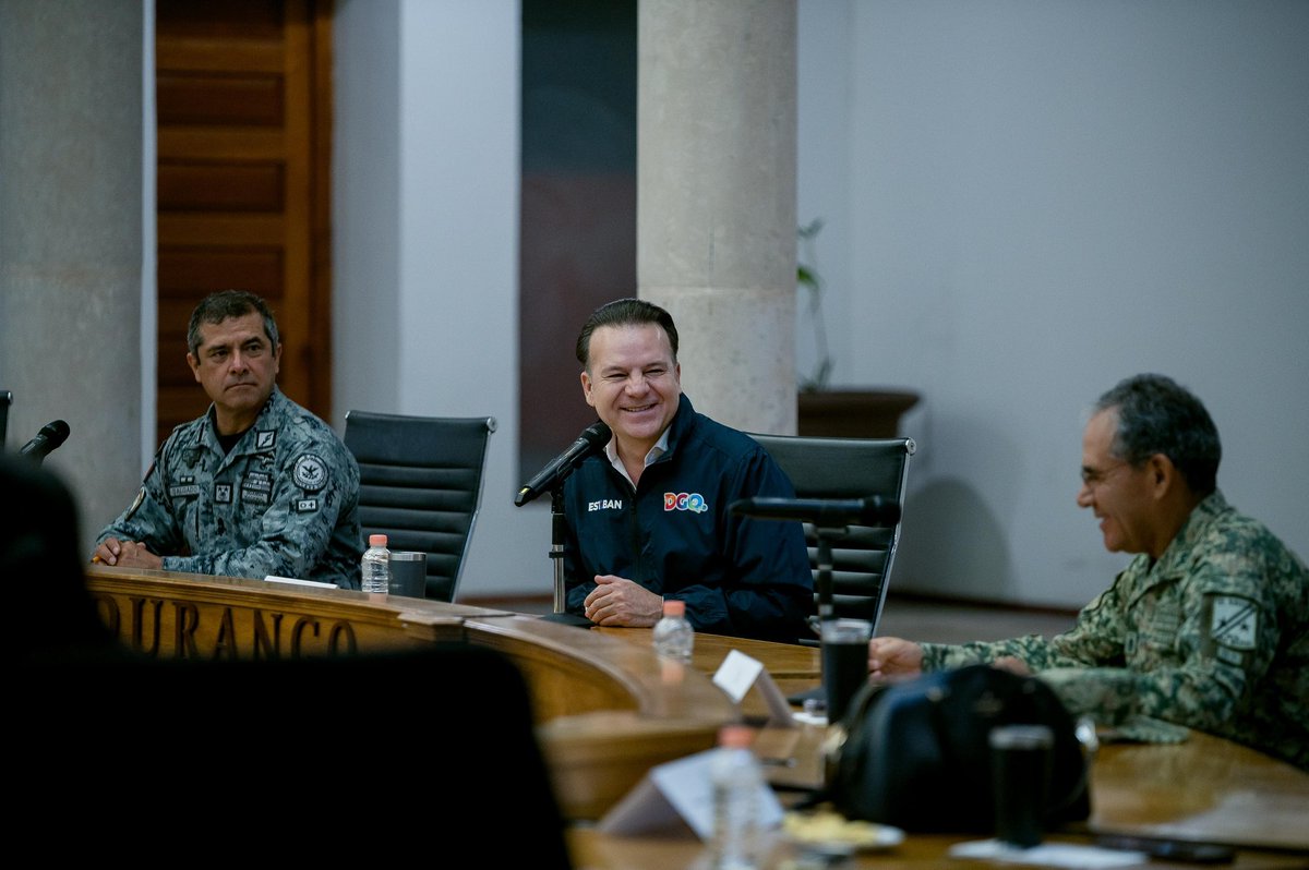 EVillegasV's tweet photo. Iniciamos la semana en total coordinación con el Ejército Mexicano, la Guardia Nacional, la FGR y las corporaciones de seguridad del estado, seguimos trabajando para fortalecer las estrategias que nos permiten mantener la paz y la tranquilidad en Durango.

La seguridad se construye todos los días, en equipo y con resultados.