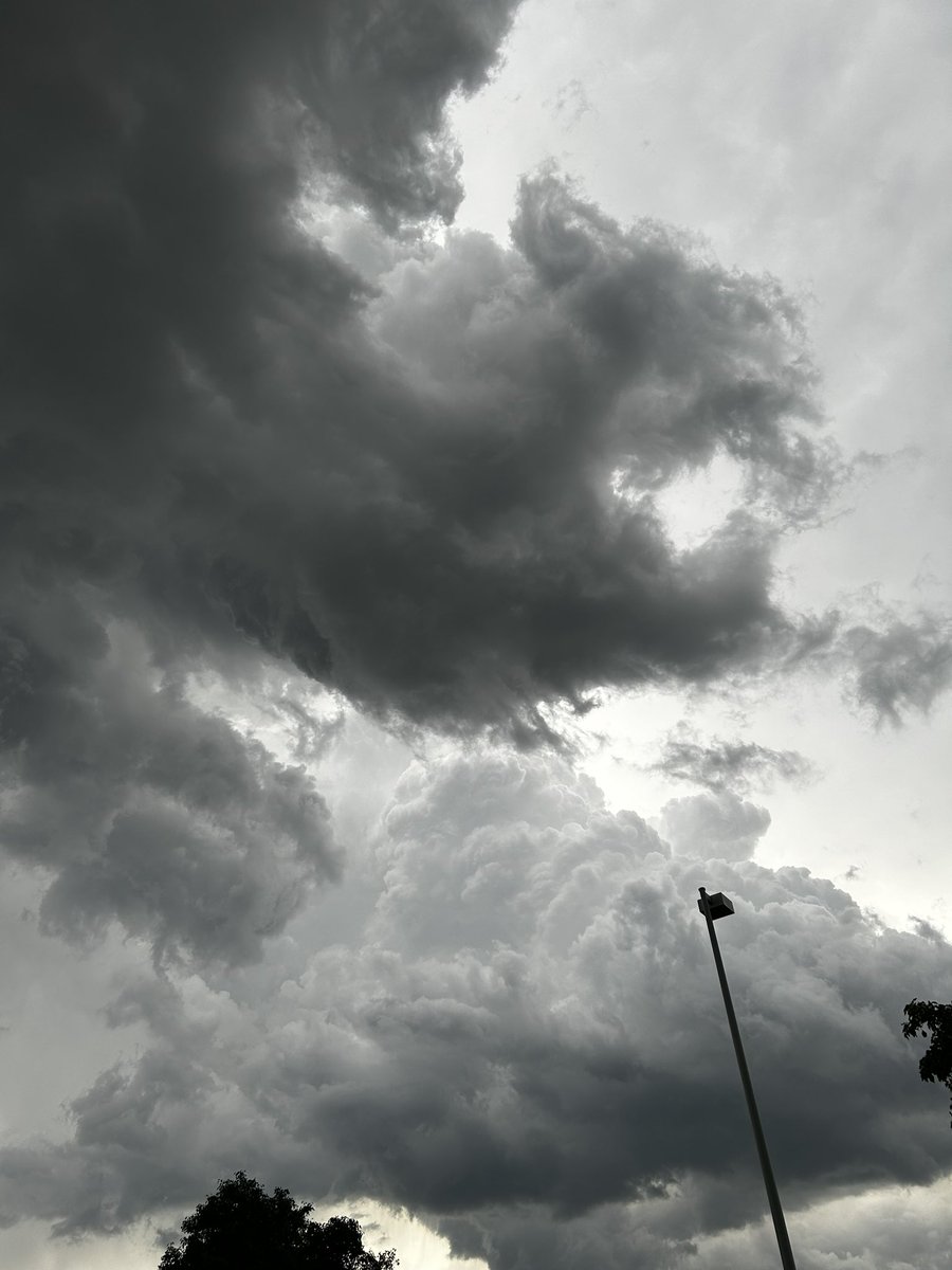 Aithegirl2's tweet photo. #Clouds #dragons 
The dragons were out again. https://t.co/tAxKrr0Kkc