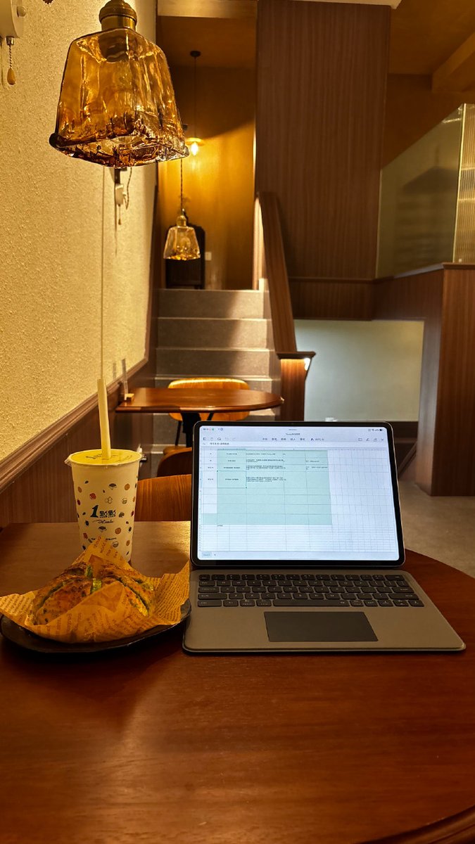 Jenniie22's tweet photo. Today’s win: finished that client report 2 days ahead of schedule, now treating myself to my favorite iced coffee at the desk. Small joys make the workday great! https://t.co/1pSWQTlRGV