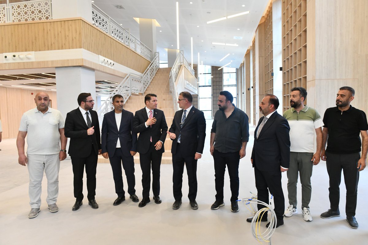 tcvanvaliligi's tweet photo. Bebek-Çocuk ve Gençlik Kütüphanesinde Son Rötuşlar Yapılıyor 

Valimiz Sn. Ozan Balcı, Devlet Tiyatrosu yanındaki kültür adasında yapımı devam eden Türkiye’nin sayılı kütüphanelerinden biri olacak bebek, çocuk ve gençlik kütüphanesi inşaatında incelemelerde bulundu. 

İnşaatın son durumu hakkında bilgi alan Valimiz,”Kütüphanemiz hemen hemen bitmek üzere. Son rötuşlar ve peyzaj çalışması yapılacak. İlimize büyük değer katacak. Kitap okumaya ve kitaba büyük destek veriyoruz. Bunanlamda çok güzel yatırımlar yaptık. Bütün ilçelerimize bebek-çocuk kütüphanesi yaptık. 300 okulumuza kütüphane yaptık.  5,5 milyon kitabı ilimize kazandırdık. Yeni ve modern kütüphanemiz çocuklarımızın, gençlerimizin eğitimine büyük katkı sağlayacak. Mimari yapısıyla, fonksiyonuyla güzel bir kütüphane oldu. Bu yatırımın ilimize kazandırılmasında büyük destekleri olan Kültür ve Turizim Bakanımıza, Kütüphaneler ve Yayımlar Genel Müdürlüğüne ve emeği geçenlere çok teşekkür ediyorum.” dedi.

@valiozanbalci75