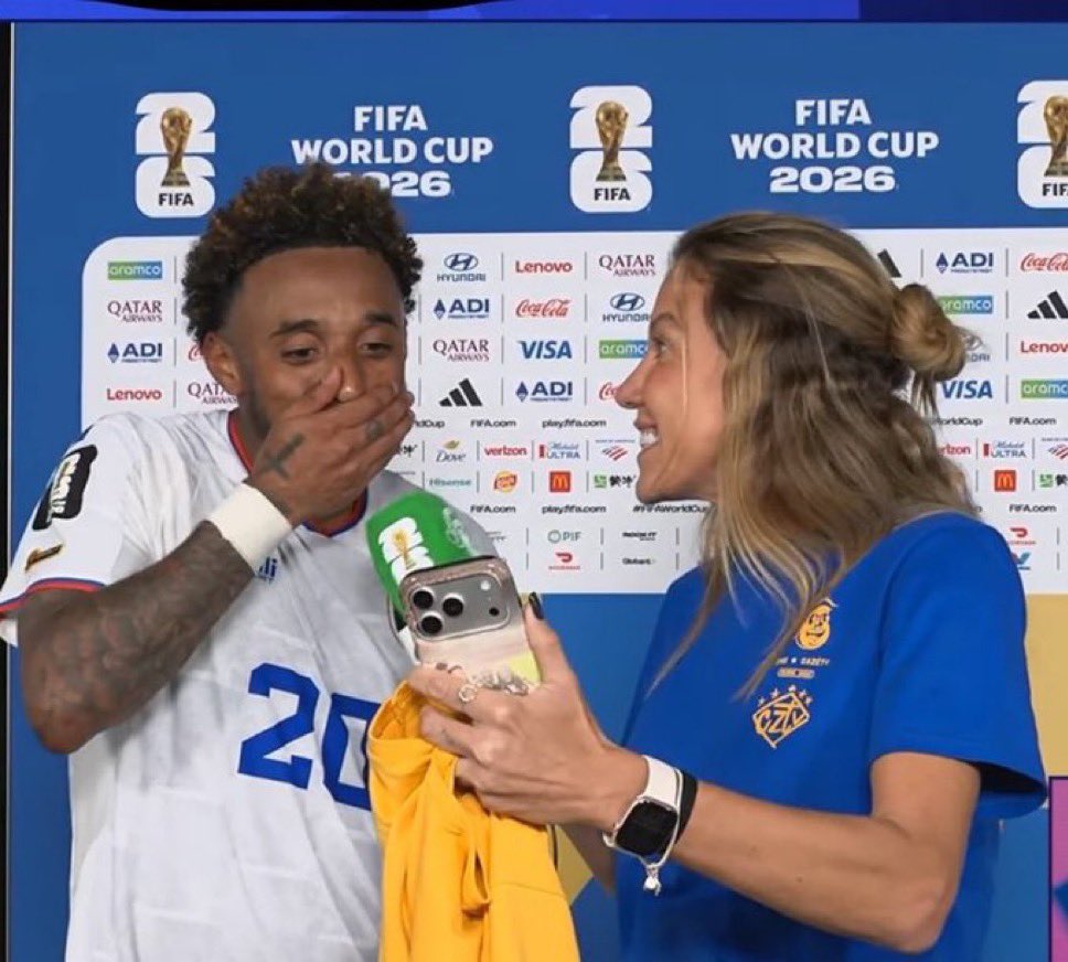 ActuFoot_'s tweet photo. Quand Ryan Mendes apprend que son coéquipier Vozinha est MILLIONAIRE SUR INSTAGRAM après le match face à l’Espagne 🇪🇸. 😭🇨🇻

Il est bientôt à 2.000.000 d’abonnés et en avait 50.000 avant le match. 🤣 https://t.co/aeKfKzqvTd