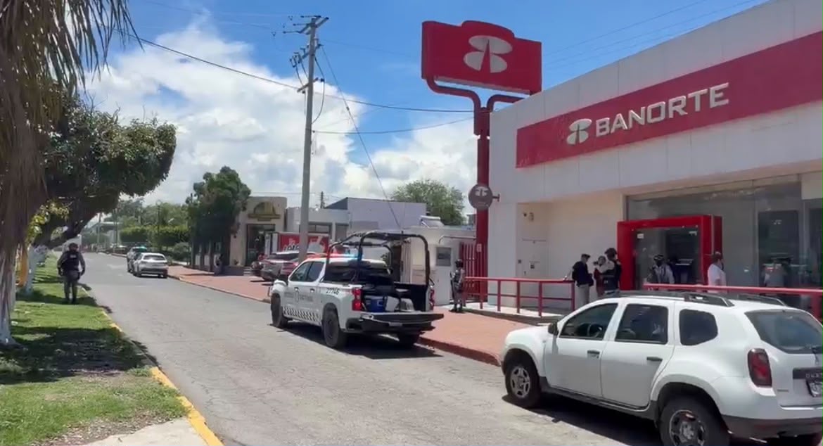 QRRTV_'s tweet photo. 🚨 Asalto bancario en la colonia Cuautlixco, Cuautla, termina en persecución y balacera contra policías municipales. Los agresores huyeron en un Nissan Versa gris y atacaron una patrulla en el puente de Ixcatepec. Sin lesionados ni detenidos hasta el momento. #Cuautla #Morelos https://t.co/zPmsWwxIgB