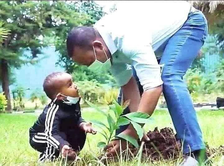 MereditFernand3's tweet photo. Million Dr. Abiy Ahemed Ali
#አባትነት + መሪነት!👌
#ለሚሊዮኖች የሚተርፍ እሳቤ
#ሚሊዮኖች የሚሳተፉበት
#ሚሊዮኖች የሚተክሉበት የአረንጓዴ አሻራ መርሃ ግብር #ጅማሬው በሚሊዮን ሆኗል!!!
ሚልየን ብቻ ሳይሆን በቢልየን የመቆጠሩ  ችግኞች  በኢትዮጵያ ምድር ያድጋሉ  ለመላው የኢትዮጵያ ምድር ጥላ ምግብ ውሀ  ይሆናል ::
🌲🌲🌲🌲🌲🌲🌲🌲🌲🌲        🇪🇹🇪🇹🇪🇹🙏