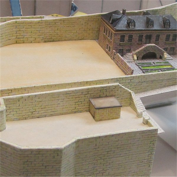 Craft62Hideki's tweet photo. ベンチを付けて、
外壁の柄を貼り、
一昨日門を付けた広場に小屋を設置しました。
小屋が少々大きすぎるように感じます。 https://t.co/ap3mrtGnFv