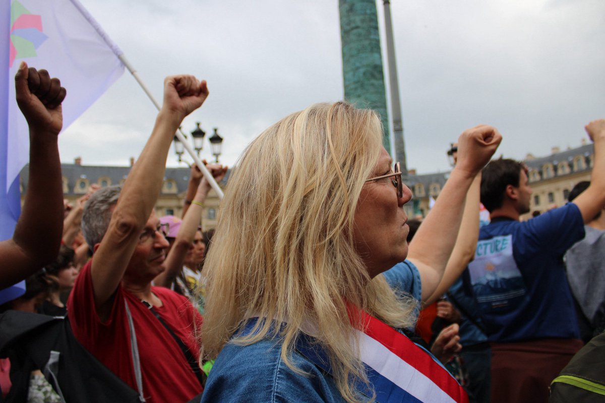 SimonnetDeputee's tweet photo. Nous sommes des milliers, féministes et enfantistes, pour exiger la loi intégrale et la fin de l'impunité face aux violences sexistes et sexuelles et à l'inceste ! Soutien à toutes les victimes, il y a urgence à agir ! https://t.co/bl6p9yLOR9