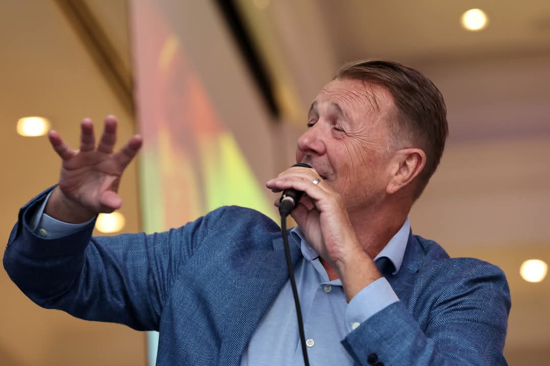 rossharries1's tweet photo. During a week when Ben Stokes was suspended and the England cricket team considered introducing a drinking ban, who better to speak to than one of the original mavericks and hell-raisers, @philtufnell

Another beaut of a day organised by @theeventsroomuk 

📸 @RileySports https://t.co/gQwWIDoO0b