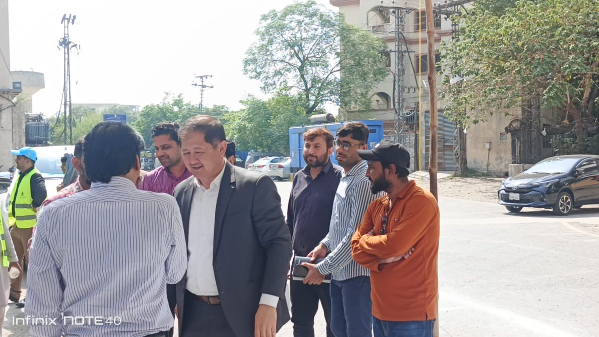PSPAuthority's tweet photo. On the CM Punjab’s directions, PSPA is providing clean, chilled drinking water to ease the heatwave. CEO Capt. (R) S. Ali Asghar visited Services Hospital to review the special publichospital initiative &amp; ensure uninterrupted service. 💧 #SaafPani #Punjab https://t.co/gMI2IkZJBW