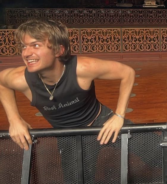CINEKEERY's tweet photo. joe keery in a tank top &amp; chain 🚬🚬🚬 my favorite genre https://t.co/FXMyGMM83d