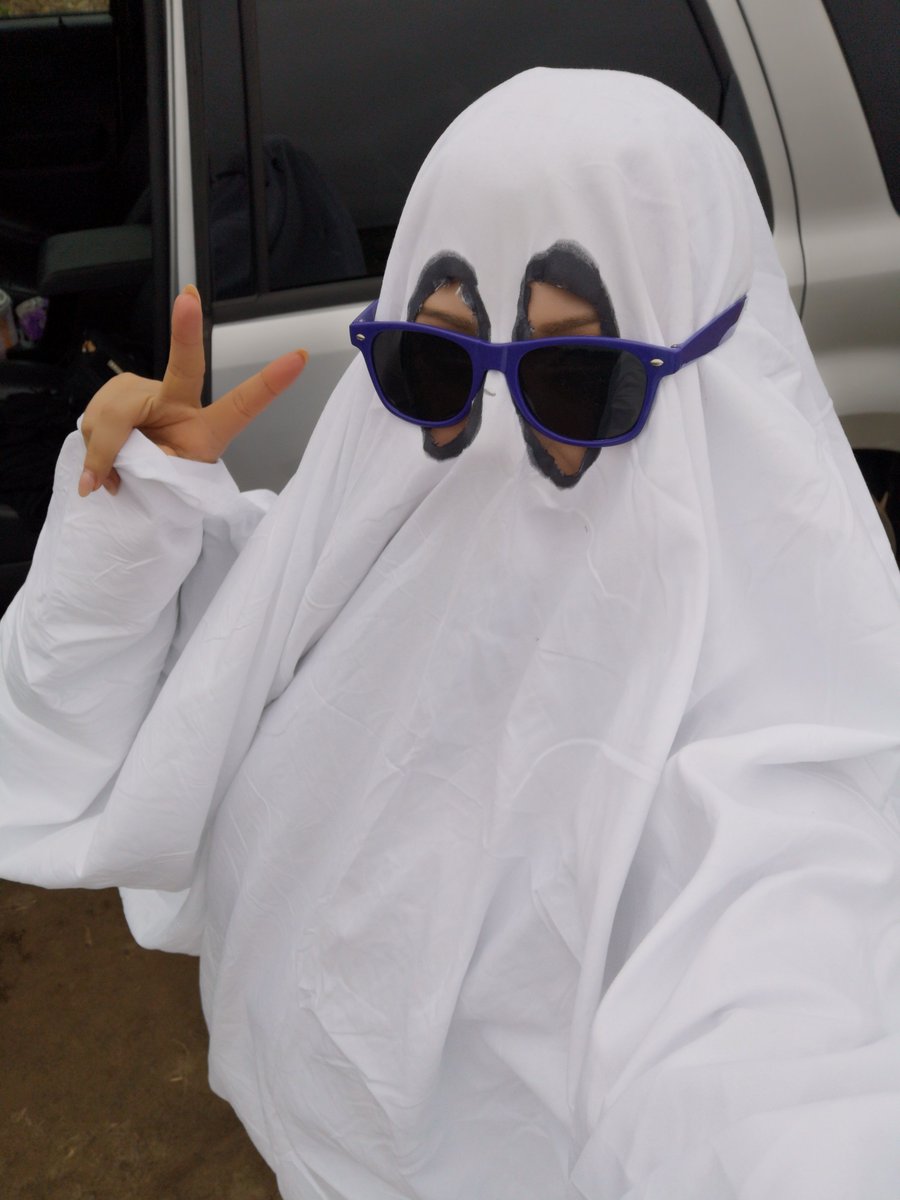 Foxettstudios's tweet photo. Lol, I really can't take a normal photo... already looking forward to Halloween! 🎃 So this is my hot ghoul summer look, I guess? 😂👻 Hope you're all staying cool and spooky out there! 😘☕

#HotGhoulSummer #HalloweenInJuly #SpookySeasonPrep #CantTakeMeAnywhere #GhoulVibes https://t.co/MVxBYxtD51