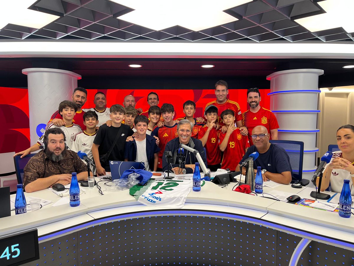 ParlaEscuela's tweet photo. 🤍💚 Los chicos del Infantil "C" 25/26 han estado en el programa de @tjcope con Paco González y equipo en el primer partido de España

⚽️ Entregaron una camiseta del Club de regalo con "Pepe Domingo" en la espalda

#SoydelaEscuela https://t.co/oSORfiyhpg