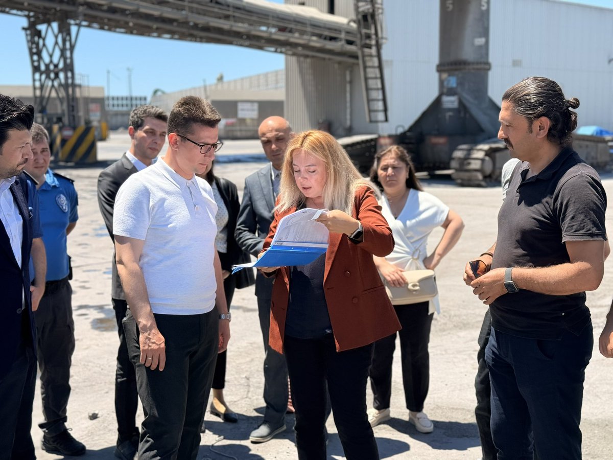 TC_Ezine's tweet photo. 📍 Akçansa Limanı Geçici Deniz Sınır Kapısı’nda İncelemelerde Bulunuldu

Kaymakam Yusuf Kaptanoğlu, Akçansa Limanı’nda faaliyete geçirilen Geçici Deniz Sınır Kapısı’nda incelemelerde bulunarak yürütülen hazırlıkları yerinde değerlendirdi.

Ziyaret kapsamında sınır kapısında görev yapacak kurum ve birimlerin çalışmaları hakkında yetkililerden bilgi alan Kaymakam Yusuf Kaptanoğlu, giriş ve çıkış işlemlerine ilişkin süreçler ile alınan güvenlik tedbirlerini inceledi.