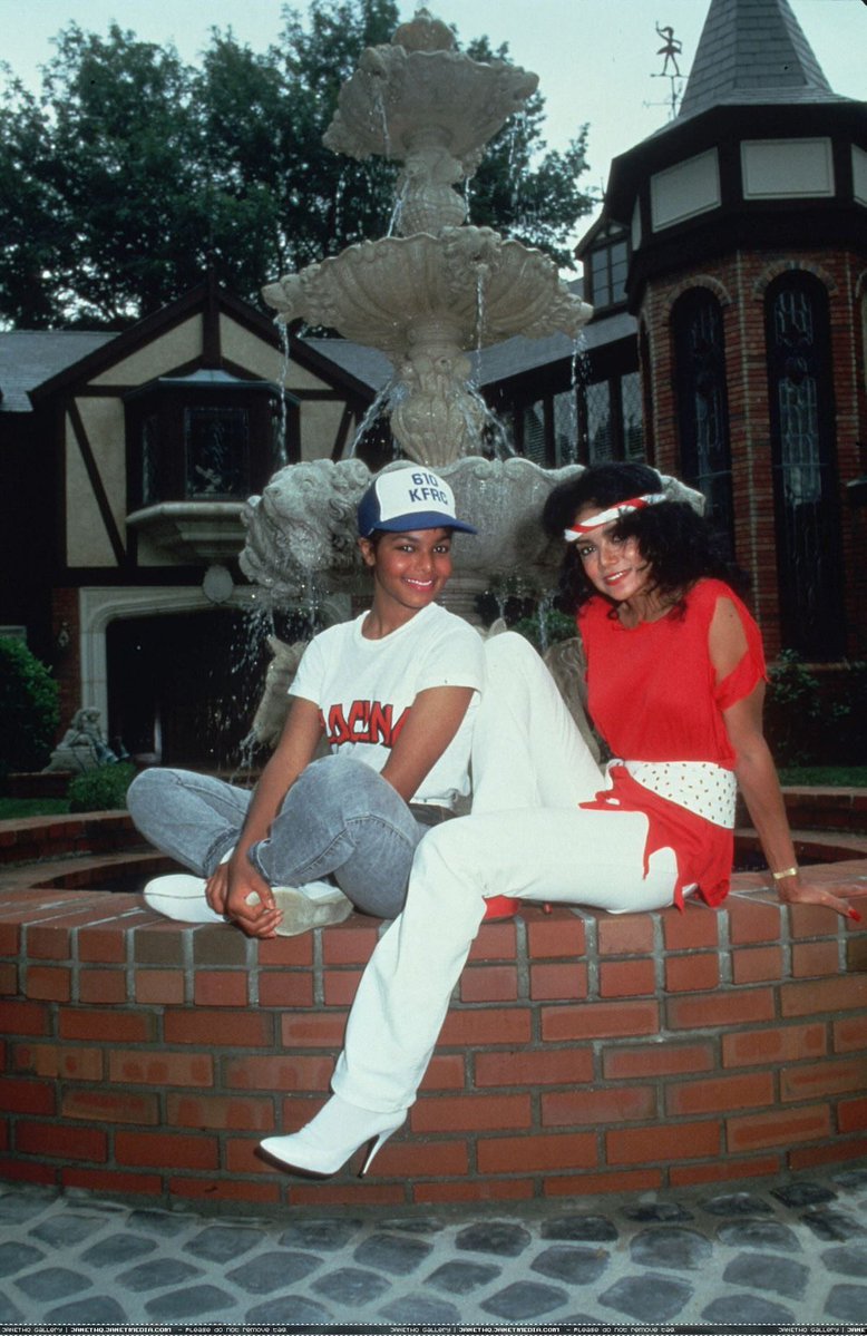 freakoutsideofx's tweet photo. Janet Jackson and her older sister La Toya Jackson (1985) https://t.co/fnhUDcTeHw