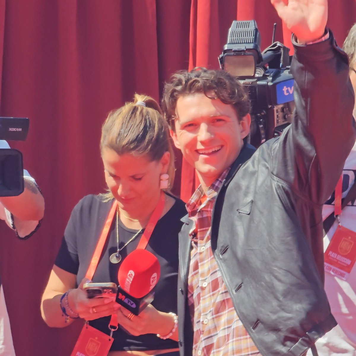 multicrush01's tweet photo. Y PUNCH 
TOM HOLLAND Y YO FINALMENTE NOS CONOCIMOS https://t.co/1W4bnAjIde