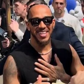 blog_formula1's tweet photo. ⭐️ UMA HISTÓRIA INCRÍVEL ⭐️

Uma conexão entre fã e ídolo que teve um desfecho simplesmente maravilhoso. Acompanhem:

Em abril de 2025, quando Hamilton estava passando por um momento difícil na Ferrari, Ishaan Khosla, fã de Lewis, falou pessoalmente as seguintes palavras para ele:

"Lewis, lembre-se de quem você é. Você conseguiu uma vez. Você vai conseguir de novo"

Segue o fio 🧶