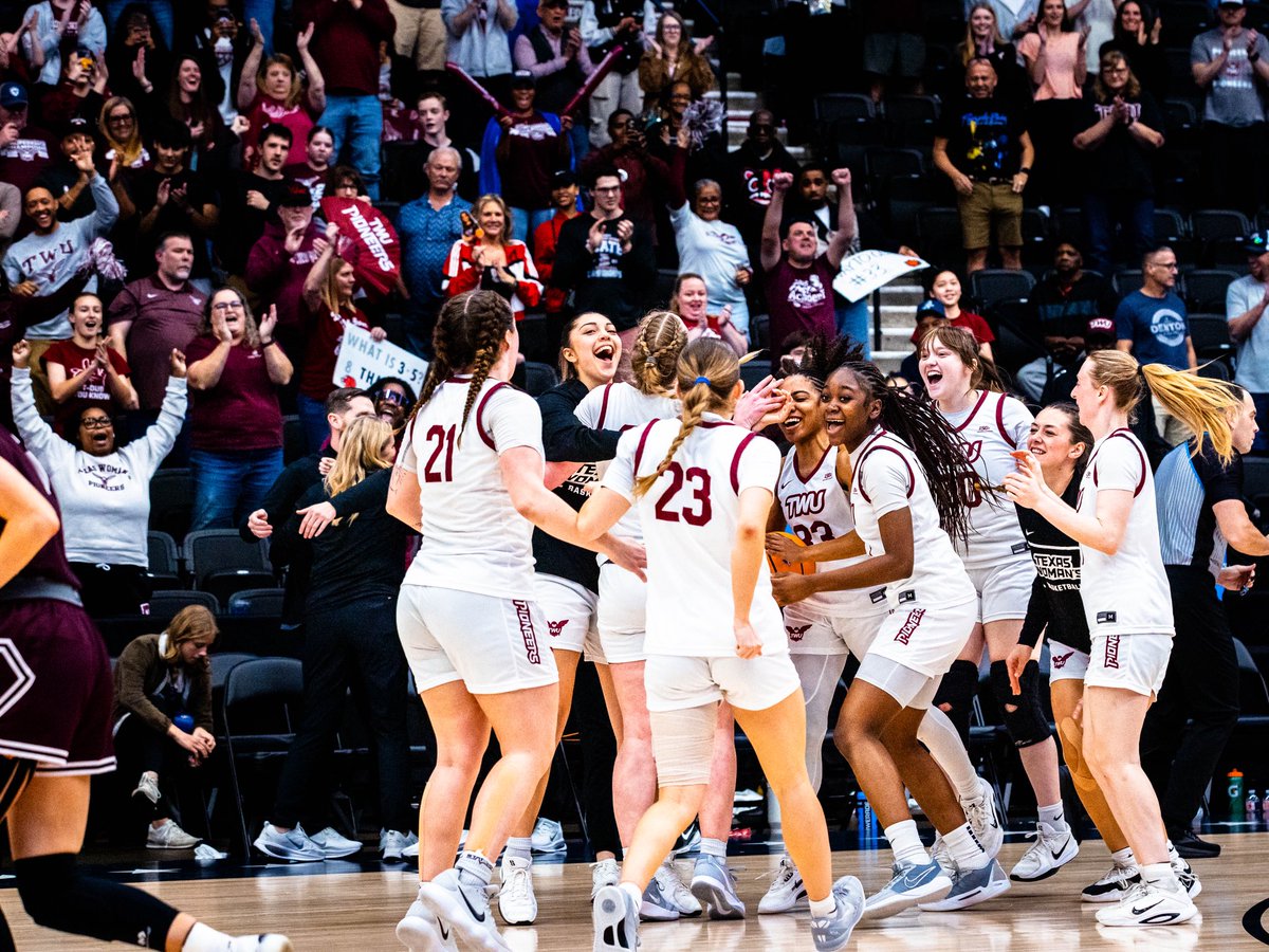 twupioneers's tweet photo. 𝐇𝐀𝐏𝐏𝐘 𝐌𝐀𝐑𝐎𝐎𝐍 𝐌𝐎𝐍𝐃𝐀𝐘 🥳

On this Monday, we’re highlighting @TWU_Basketball! Our Pioneers claimed their 𝐅𝐎𝐔𝐑𝐓𝐇 straight LSC Regular Season Title, their 𝐓𝐇𝐈𝐑𝐃 straight LSC Tournament Title and 𝐓𝐇𝐈𝐑𝐃 straight NCAA Sweet Sixteen appearance! https://t.co/Kn0an6JcZO